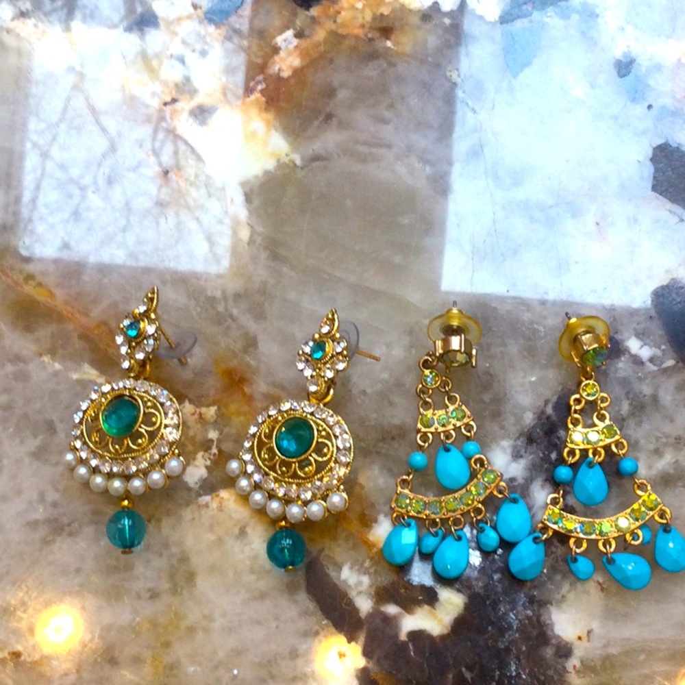 - 2 pairs of fancy jeweled earrings